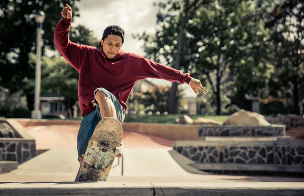 Patinador em ação no parque de skate — Fotografia de Stock