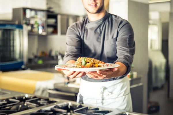 Chef préparant un délicieux repas — Photo