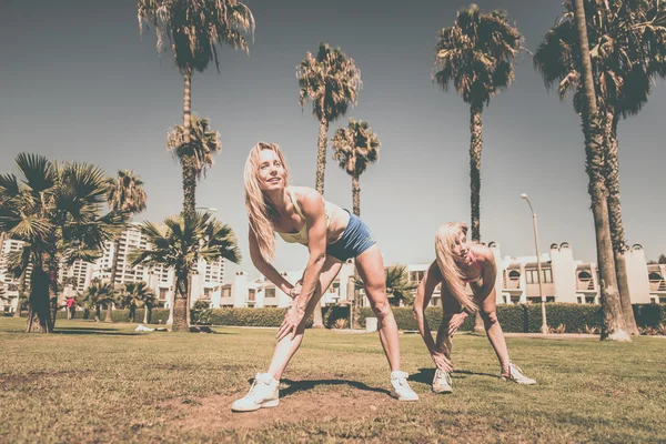 Fitness mulheres formação na praia — Fotografia de Stock