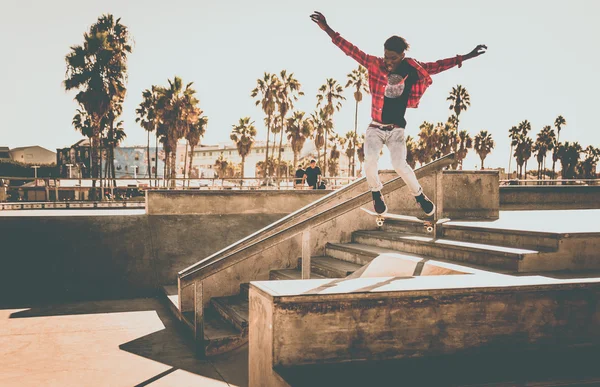 Skateboarder i aktion i skatepark - Stock-foto