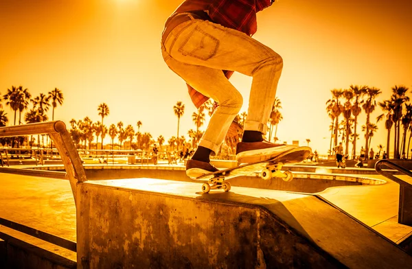 Skateboarder σε δράση στο πάρκο skate — Φωτογραφία Αρχείου