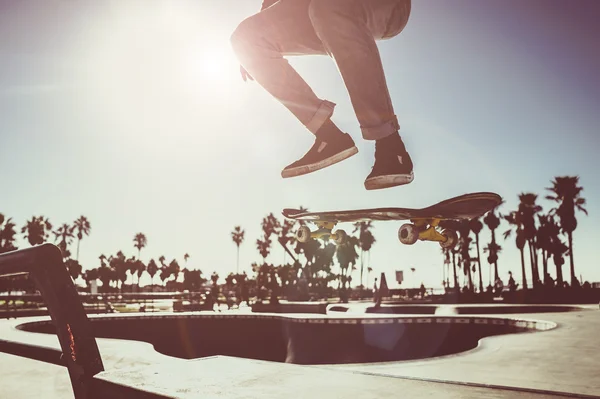 Skateboarder in azione allo skate park — Foto Stock