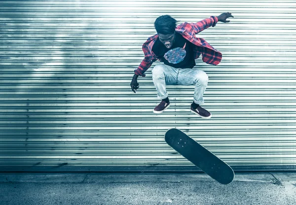 Скейтбордист в дії в скейт-парку — стокове фото