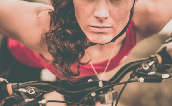 Frau auf Fahrrad unterwegs — Stockfoto