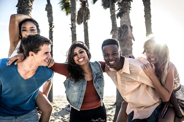 Happy friends on beach — Stock Photo, Image