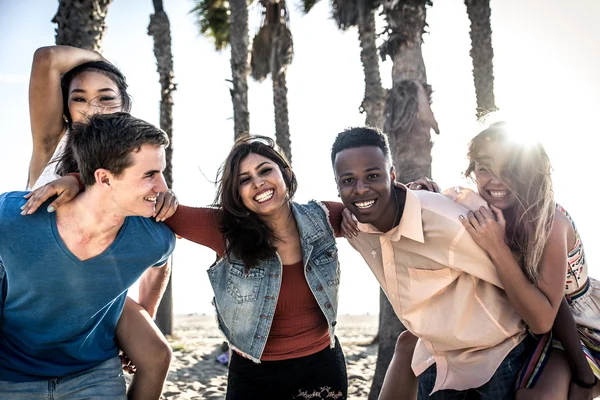 Amigos felizes na praia — Fotografia de Stock