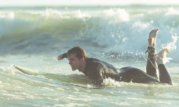 Surfer la bord pe val mare — Fotografie, imagine de stoc