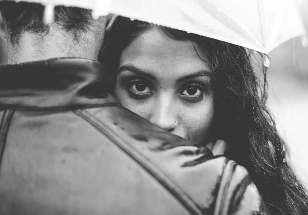 Casal feliz sob chuva — Fotografia de Stock