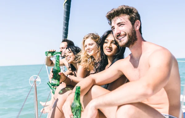 Amigos haciendo fiesta en barco — Foto de Stock