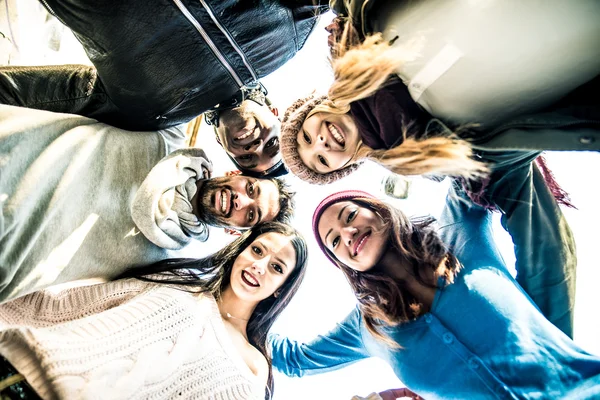 Gruppe von Freunden lächelt — Stockfoto