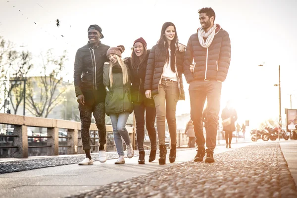 Happy friends walking in ciy — Stock Photo, Image