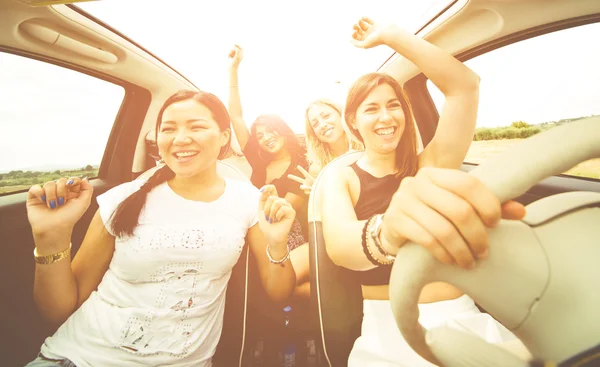 Mujer conduciendo coche descapotable — Foto de Stock