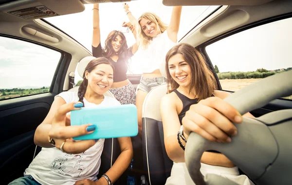 Donne che guidano auto cabriolet — Foto Stock