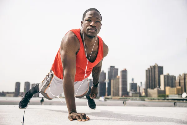 Sportieve man doen push-ups — Stockfoto