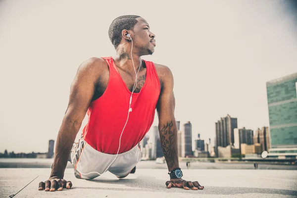 Homem esportivo treinando ao ar livre — Fotografia de Stock