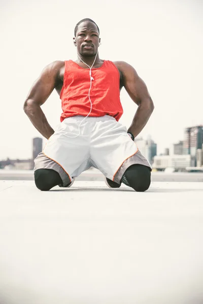 Homem esportivo treinando ao ar livre — Fotografia de Stock