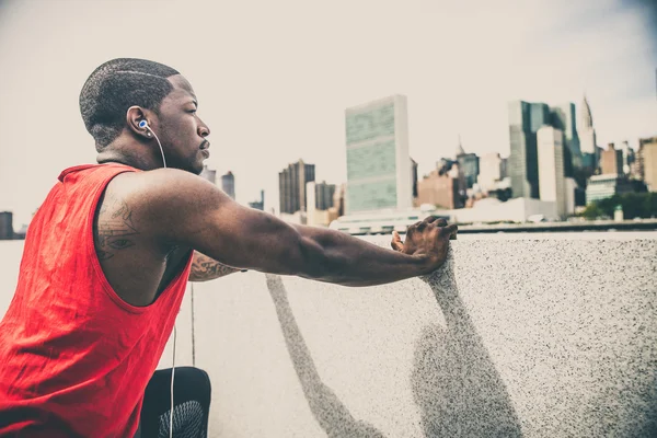 Homem esportivo treinando ao ar livre — Fotografia de Stock