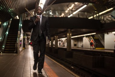 Metro yakışıklı işadamı