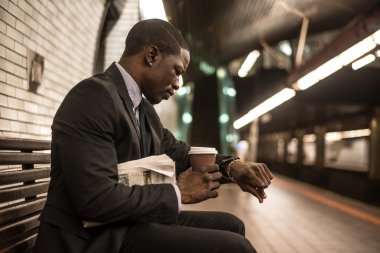 Metro yakışıklı işadamı