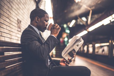 Metro yakışıklı işadamı