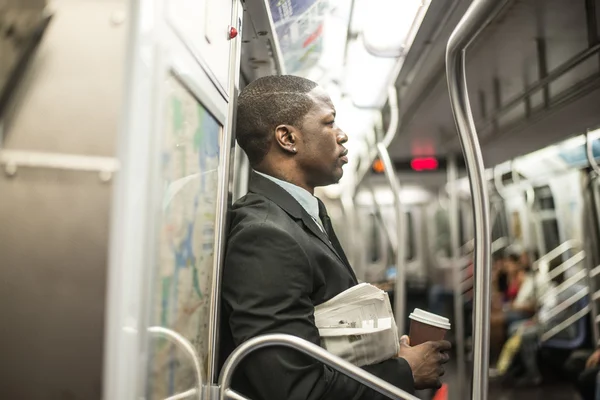 Beau homme d'affaires dans le métro — Photo