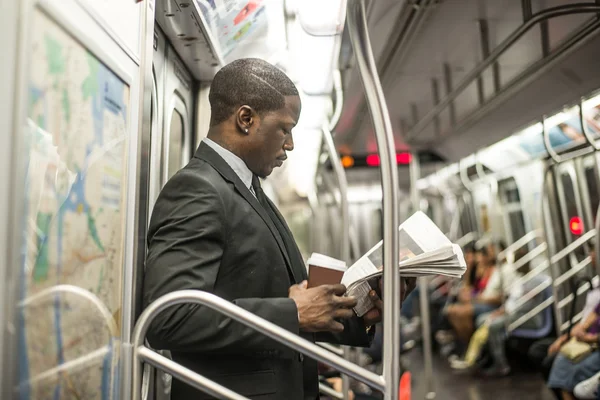 Bonito homem de negócios no metrô — Fotografia de Stock