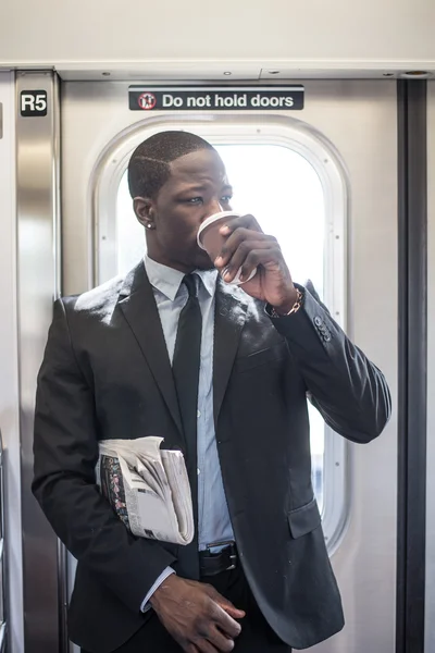Schöner Geschäftsmann in der U-Bahn — Stockfoto