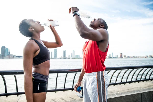 Treinamento esportivo de homens e mulheres — Fotografia de Stock