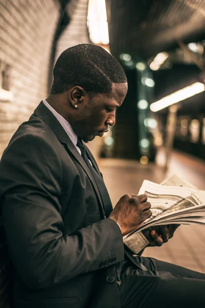 Hombre de negocios guapo en el metro — Foto de Stock