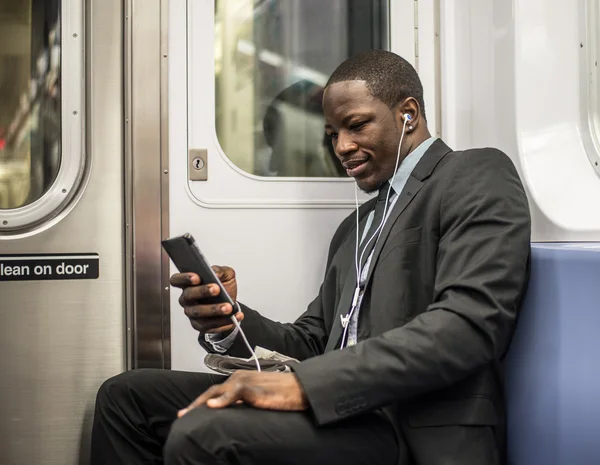 Красивый бизнесмен в метро — стоковое фото
