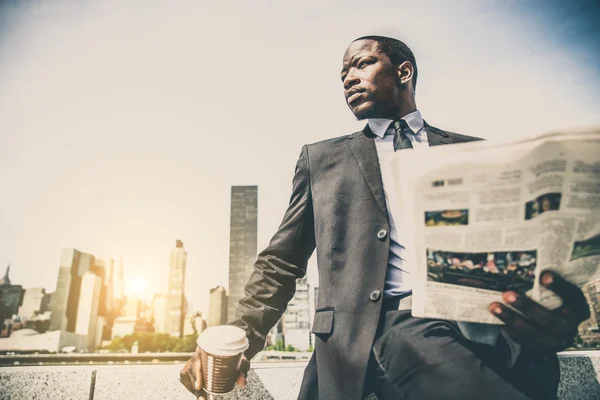 Un hombre de negocios seguro leyendo el periódico — Foto de Stock