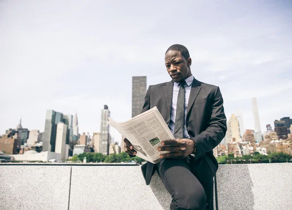 Un hombre de negocios seguro leyendo el periódico — Foto de Stock