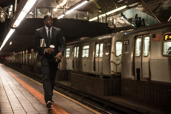 Hombre de negocios guapo en el metro — Foto de Stock