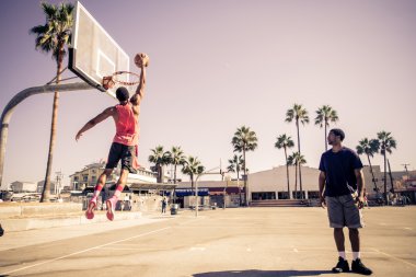 basketbol oynarken arkadaşlar 