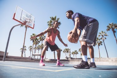 basketbol oynarken arkadaşlar 