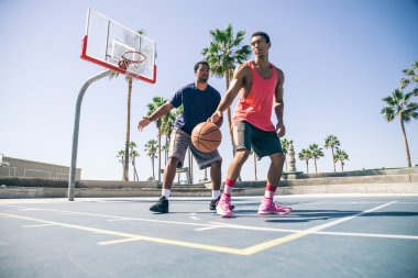 basketbol oynarken arkadaşlar 