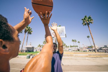 basketbol oynarken arkadaşlar 