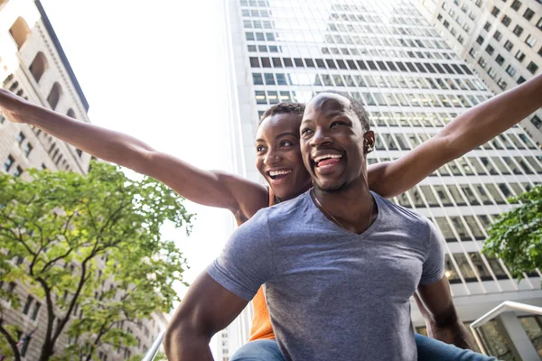 Couple having fun in New York — Stock Photo, Image