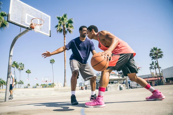 Vrienden spelen basketbal — Stockfoto