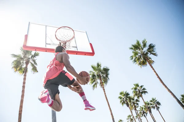 Jugador de baloncesto haciendo dunk —  Fotos de Stock