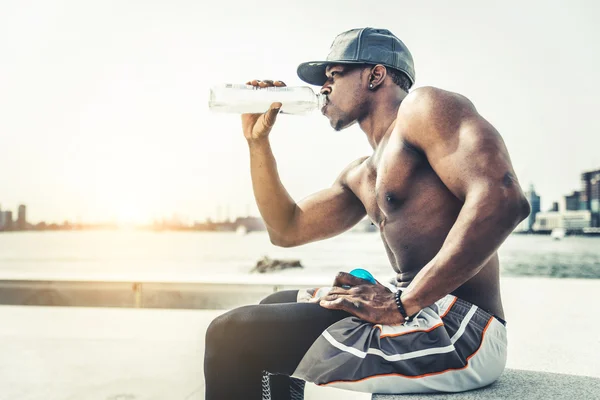 Homem esportivo treinando ao ar livre — Fotografia de Stock