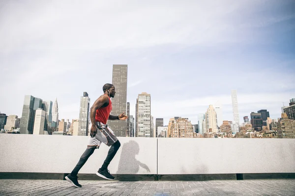 Homem esportivo treinando ao ar livre — Fotografia de Stock