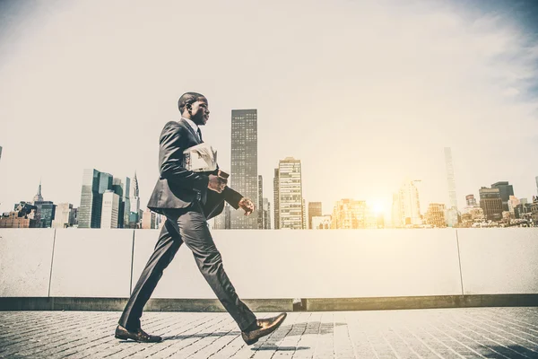 Homem de negócios confiante andando — Fotografia de Stock