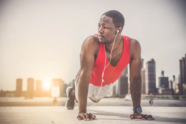 Homem esportivo fazendo flexões — Fotografia de Stock