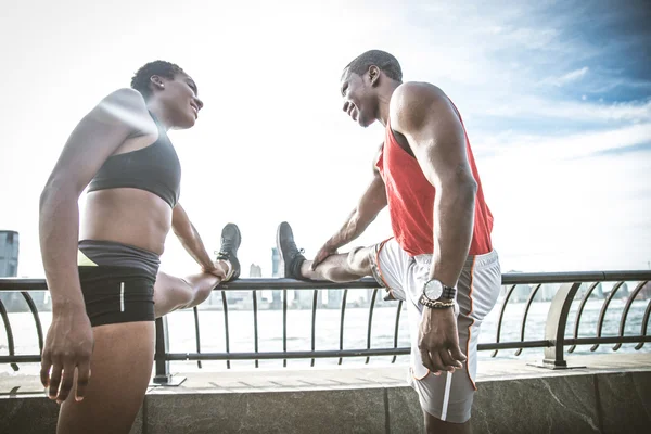 陽気な男性と女性のトレーニング — ストック写真
