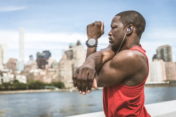 Homem esportivo treinando ao ar livre — Fotografia de Stock