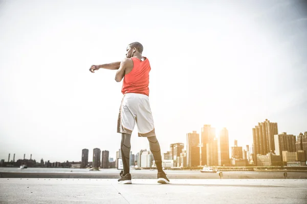 Sportos férfi edzéseket a szabadban végzi — Stock Fotó