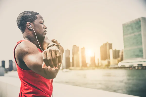 Homem esportivo treinando ao ar livre — Fotografia de Stock