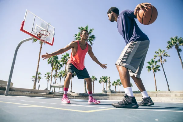 Basketbol oynarken arkadaşlar — Stok fotoğraf