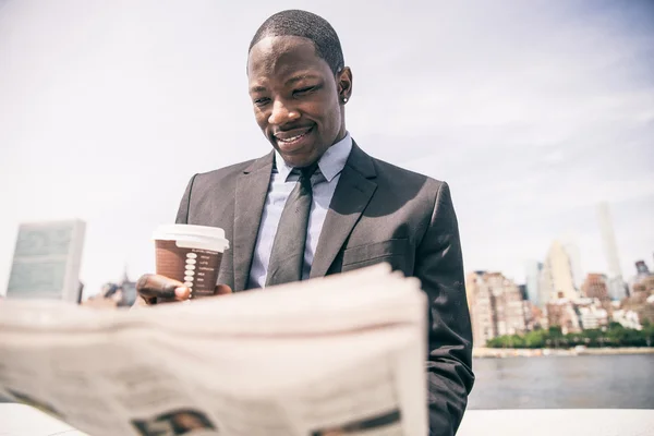 Un hombre de negocios seguro leyendo el periódico — Foto de Stock